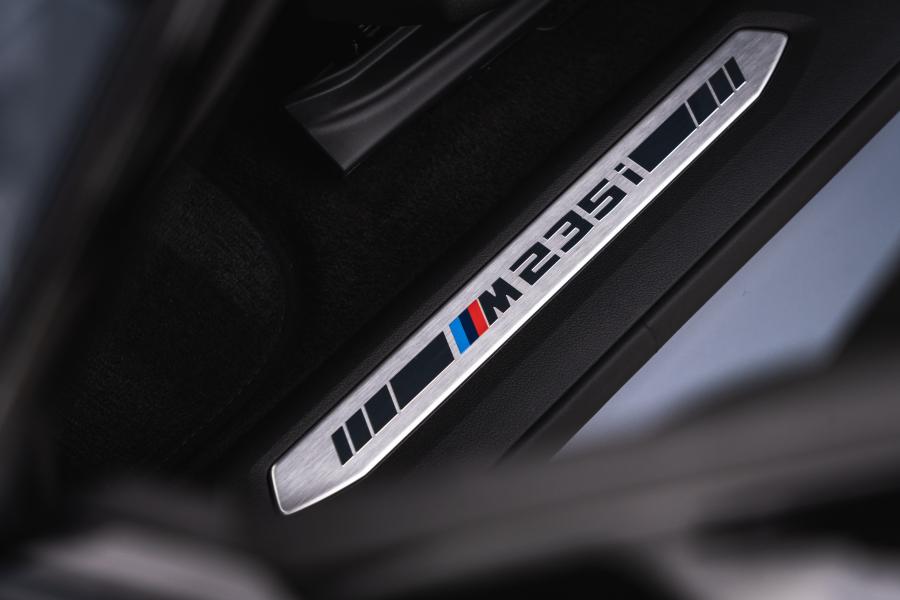 Логотип BMW M235i xDrive Gran Coupe (F44) 2020 года  (UK) (фото 43 из 47)